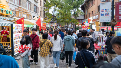 国庆云南昆明南屏步行街的市民与游客众多