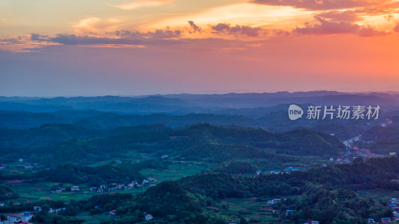 夕阳下四川德阳苍山镇丘陵地区的乡村农田