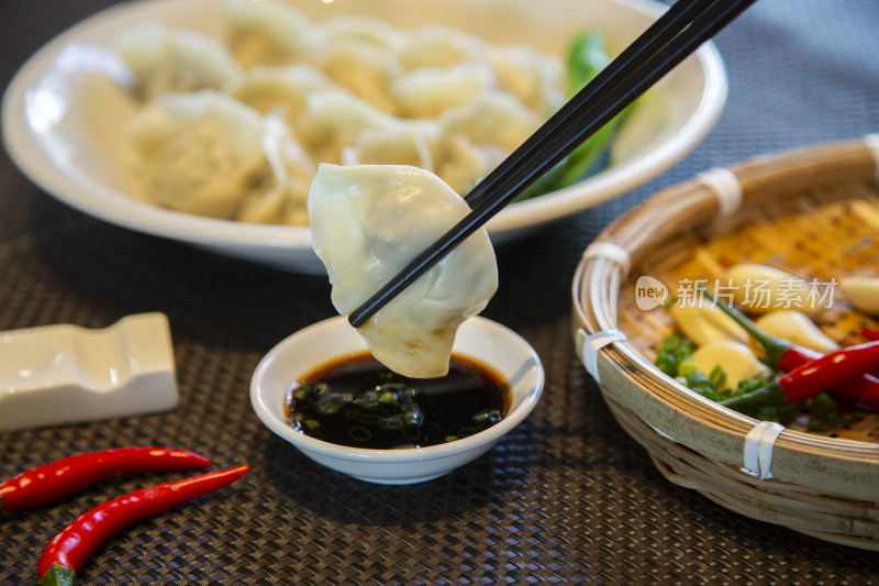 中式餐桌的饺子及配菜