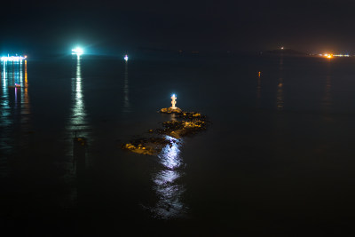 夜空映衬下的海景灯塔