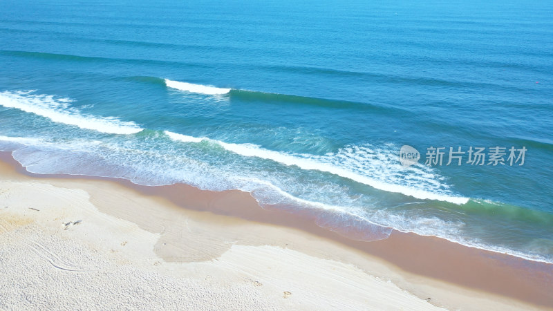 海浪俯拍沙滩大海航拍海滩唯美海边蓝色海水