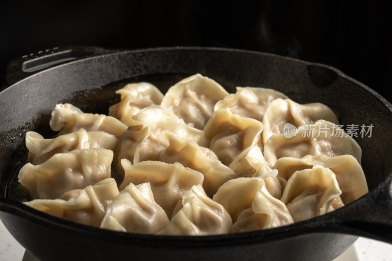 煎饺水饺铁锅美食特写