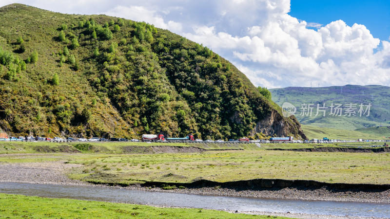 四川甘孜康定塔公草原附近的风景