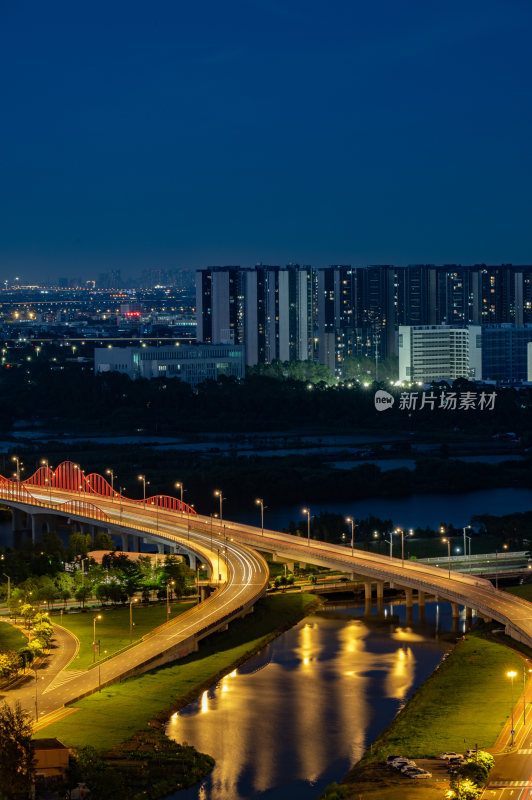 深邃夜空下的城市剪影