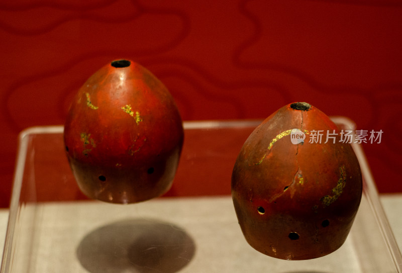 展柜中的陶制古乐器