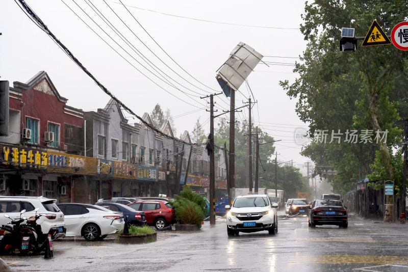 台风携带暴雨造成户外广告牌损毁