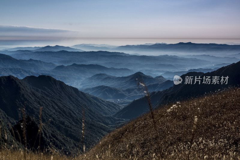 晨雾中的山峦