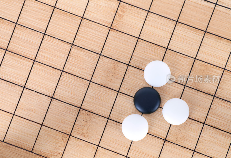 俯视棋盘上的围棋子