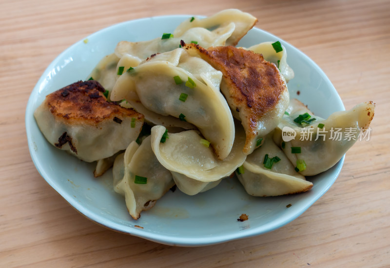 桌上盘子里煎饺