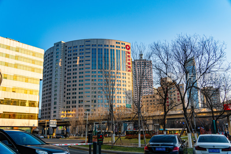 沈阳北站建筑群城市街道车辆穿行的繁忙景象