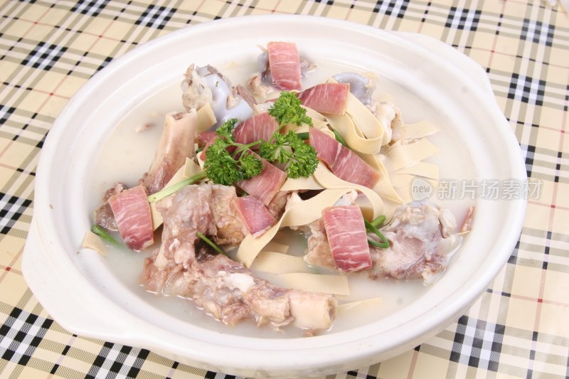 砂锅咸肉香干羊骨汤