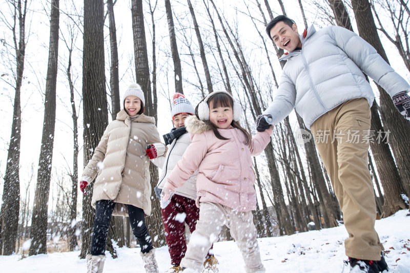 在雪地里玩耍的一家人