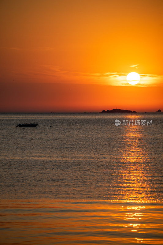 山东烟台第一海上浴场海上日出景观