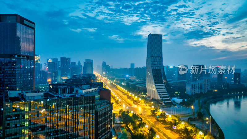 成都高新区地标建筑中国欧洲中心的早晨