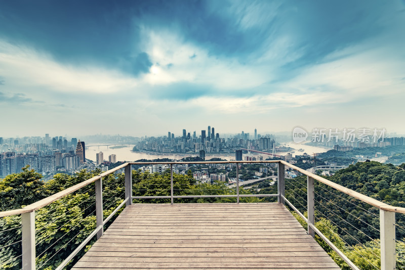 在一棵松观景台看重庆市全景