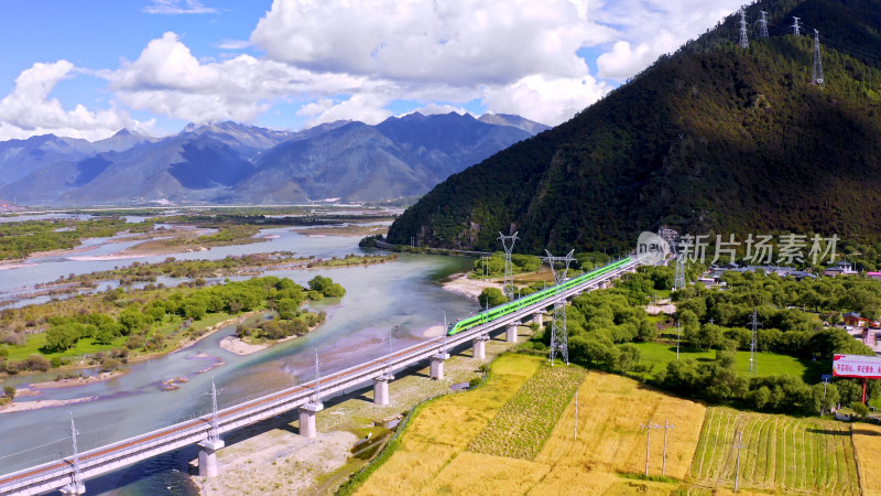 西藏拉林铁路复兴号航拍