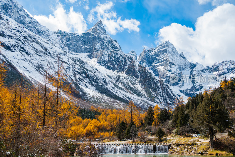 晴朗午后，四川毕棚沟景区秋景