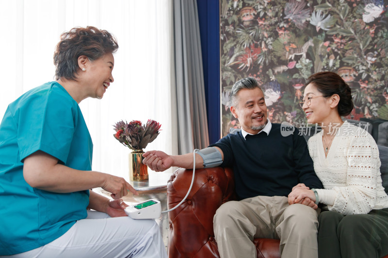 护理人员给中老年人量血压