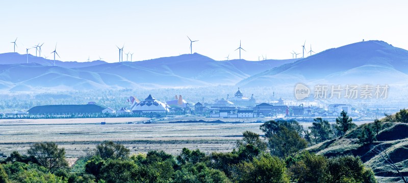 山丘上的风力发电机组景观