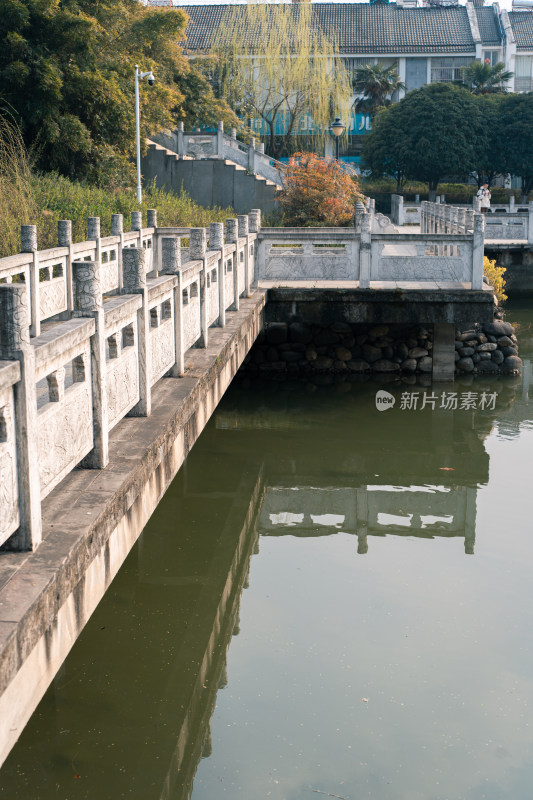 六安北塔公园水边石桥与岸边建筑风景