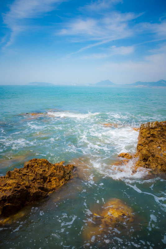 海浪礁石大海海岸线