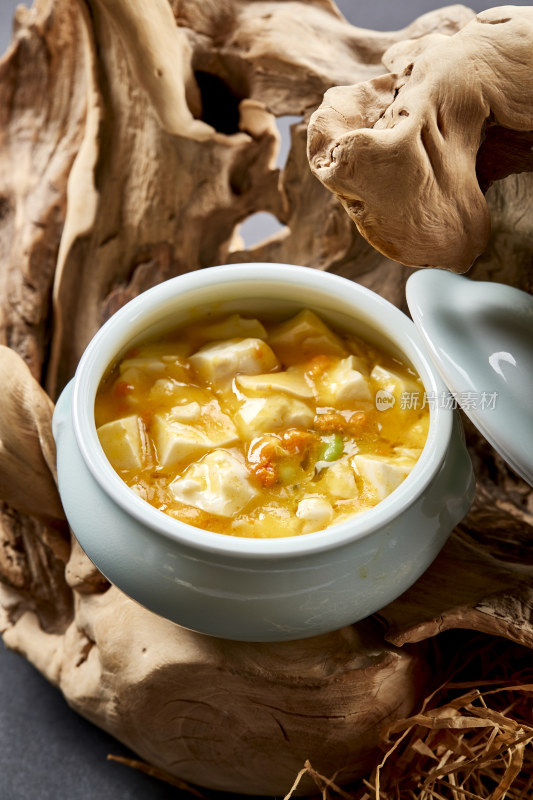 青瓷汤盅装的极品蟹黄酿豆腐