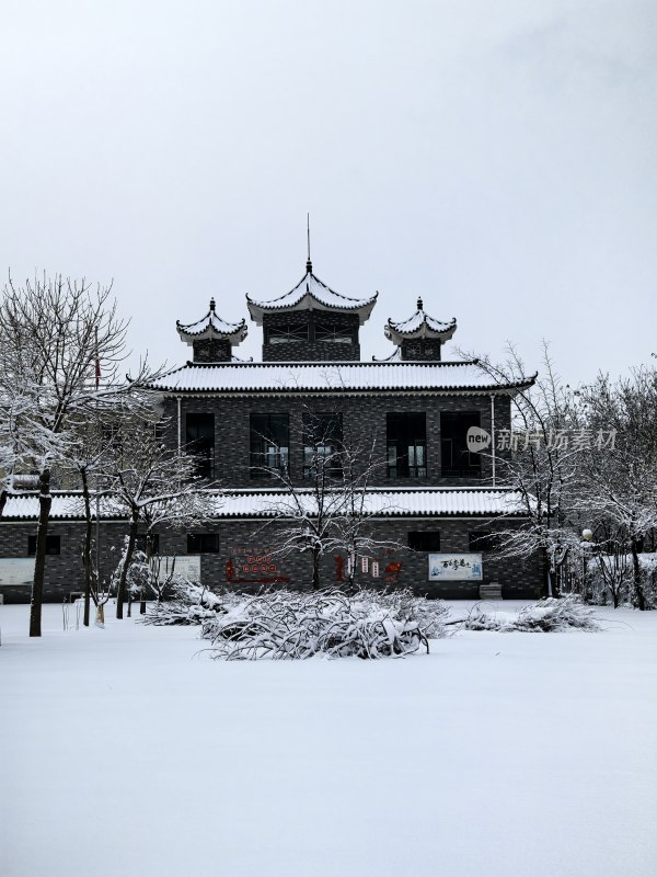 雪中的中式传统建筑全景