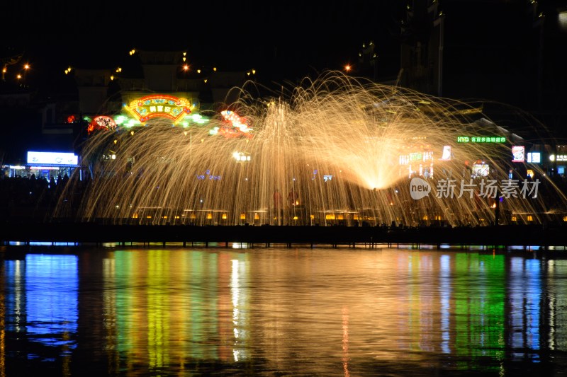 长沙铜官窑夜间湖边打铁花景观