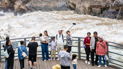 云南香格里拉虎跳峡景区及游客