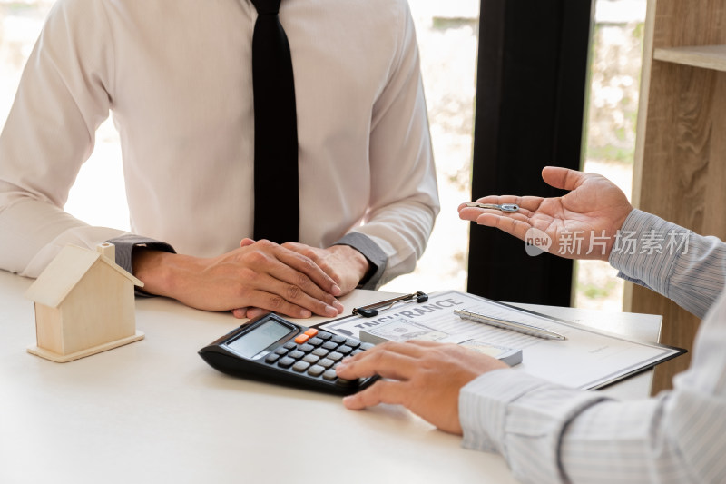 两人房产交易洽谈场景