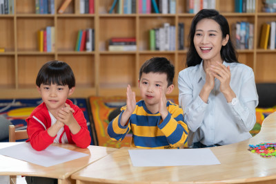 年轻女老师和学生在一起