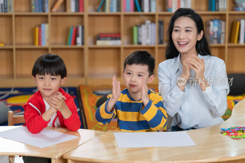 年轻女老师和学生在一起