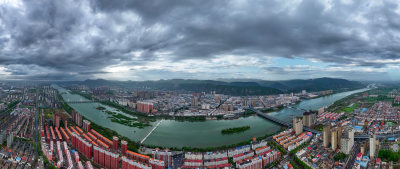 雨后云层下的城市建筑航拍全景图