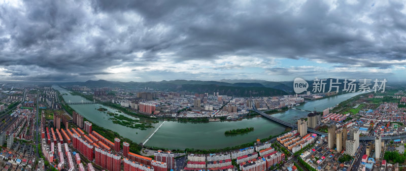 雨后云层下的城市建筑航拍全景图