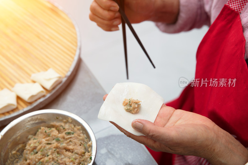 制作中国传统美食馄饨