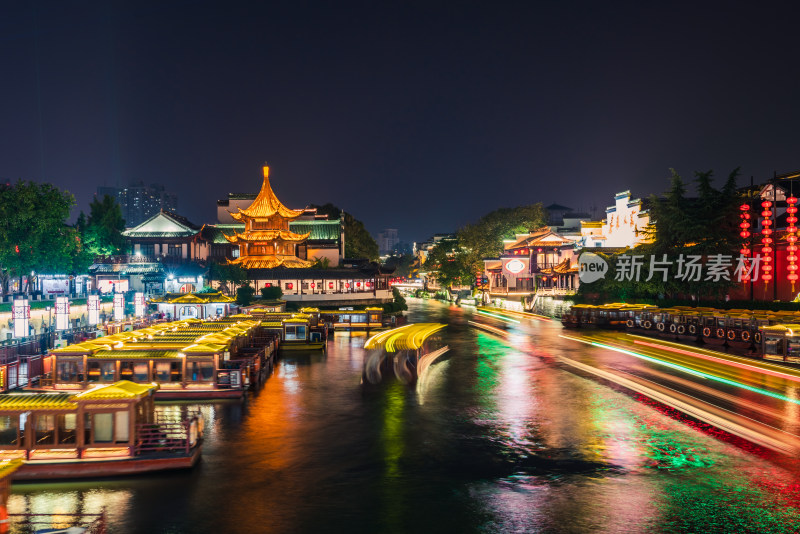 秦淮河夜景，灯火辉煌的游船景观