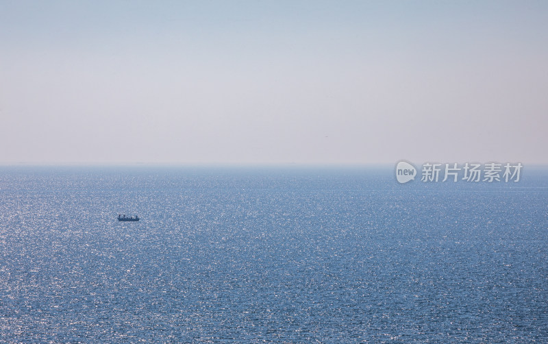 烟台月亮湾第一海水浴场海天海水相间景观