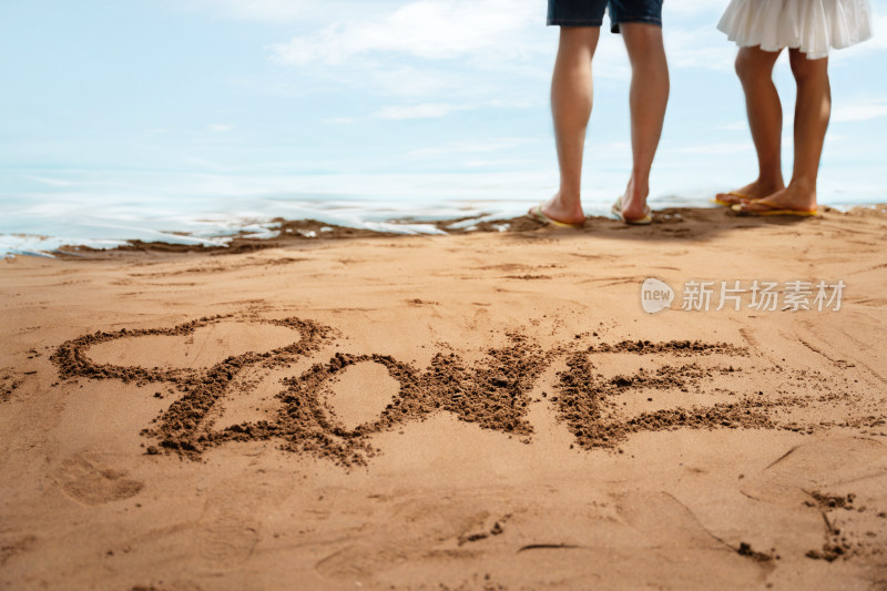 青年情侣在沙滩上散步