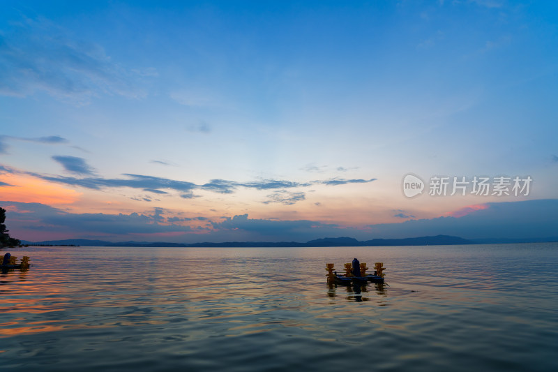 夕阳下的湖面