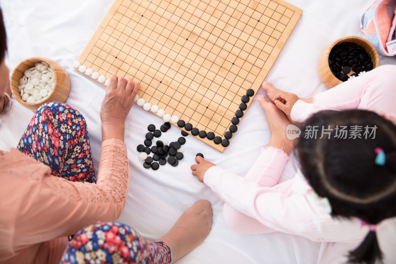 儿童在玩围棋