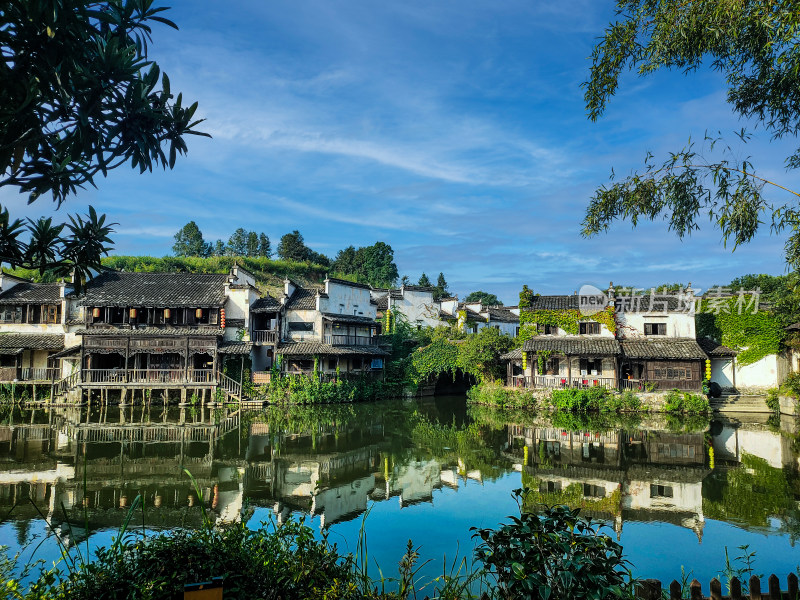 水边古民居建筑倒影景观