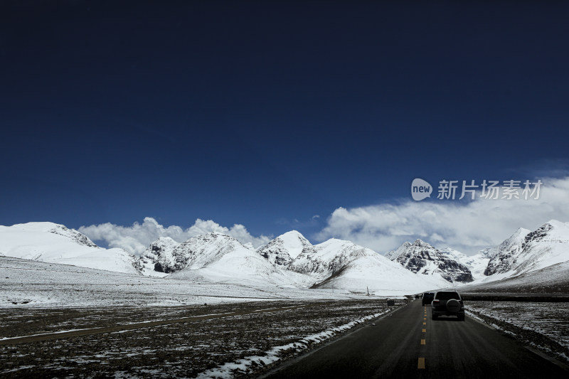 荒凉的雪山下的空旷土地