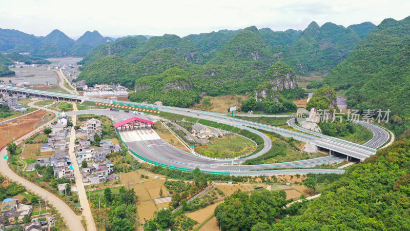 贵州山区高速公路穿行山间乡村