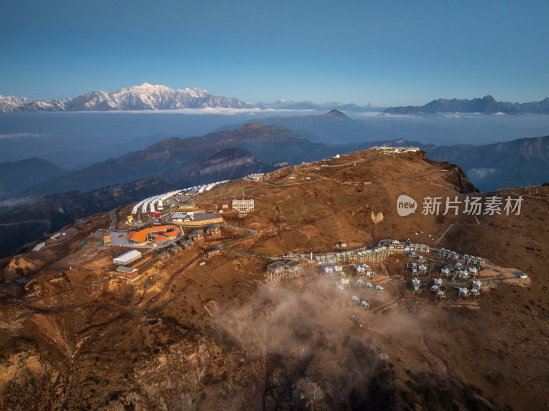 晨曦云海中的牛背山与田海子山