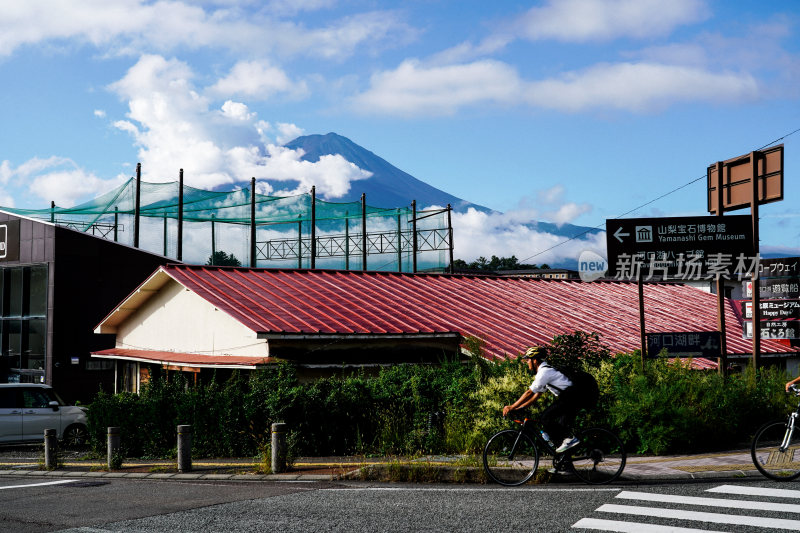 日本山梨县富士山河口湖夏天宁静的湖光山色