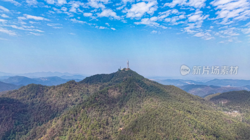 连绵起伏巍峨大山航拍图