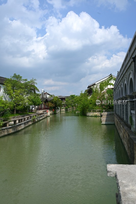 江南水乡河道与古建筑风景