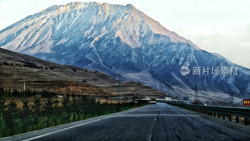 高山下的公路全景