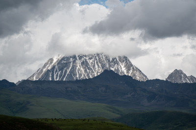 云端雪山