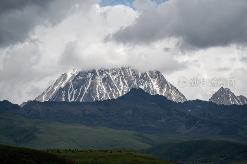 云端雪山